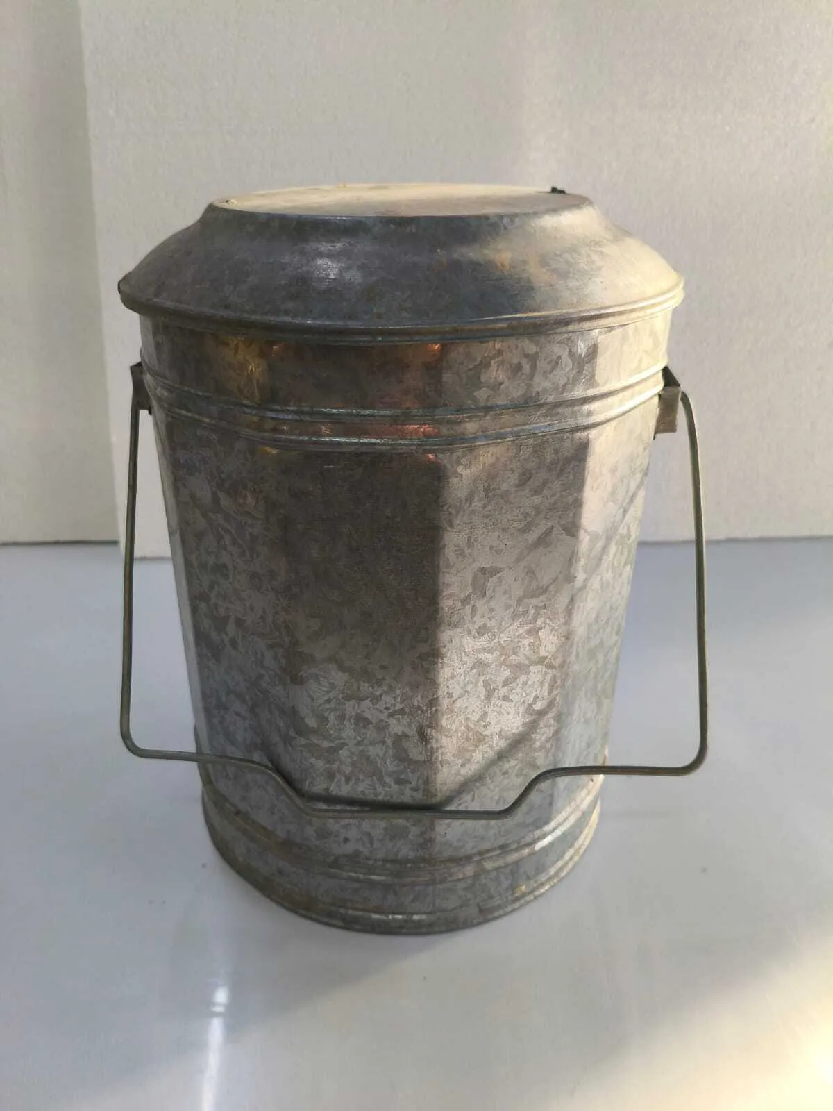 TARRO  DE ZINC CILINDRICO  GRANDE 03 CON TAPA : Diam 25cm, Alto 35 cm 