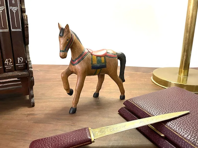 ABRECARTA  BRONCE LABRADO  CUERO BORDO "NEUMMAN" 24 cm