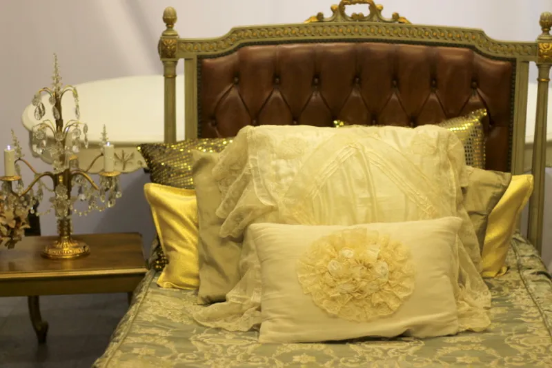 CAMA DE 1 PZA. LUIS XVI CON CAPITONE