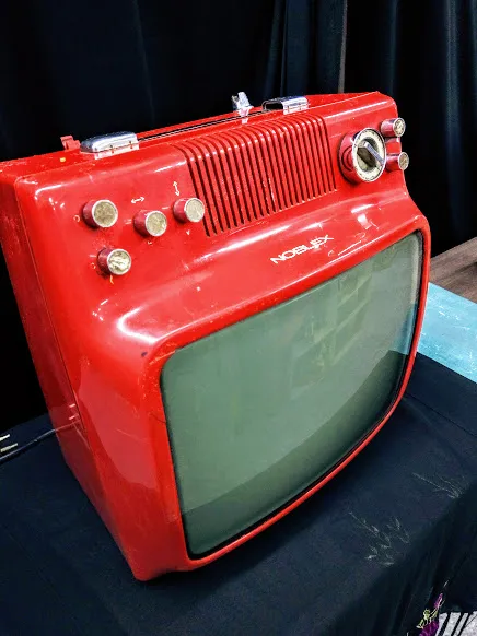 TV NOBLEX ROJA  ANCHO 32CM   22 PROF. 34CM  ALTO 