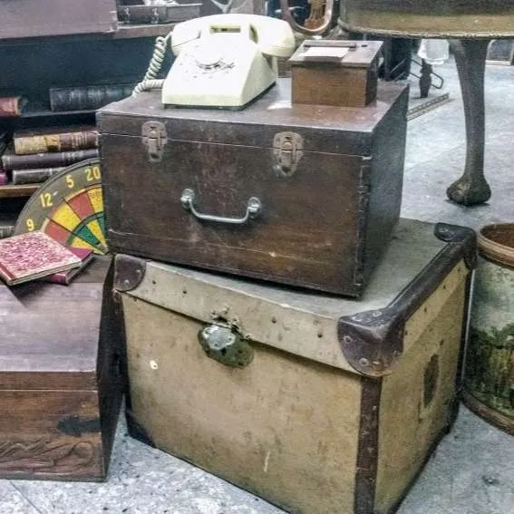 CAJA CUERO SUELA  CON  PUNTERAS  "CCS"  45 X 40 X 37 CM ALT.