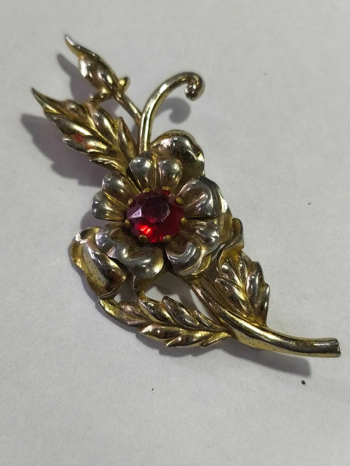 BROCHE DORADO CONPIEDRA RUBI 