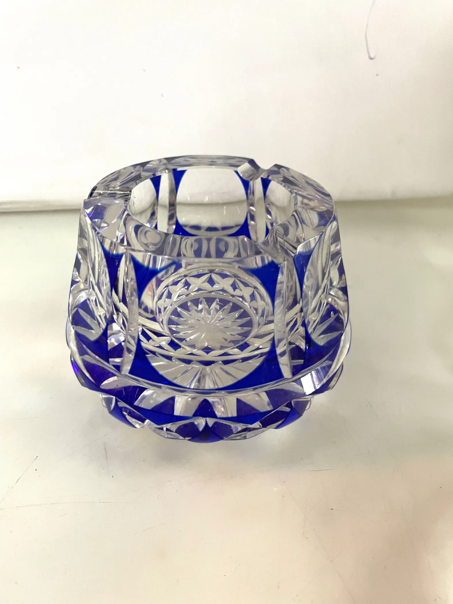 CENICERO AZUL DE CRISTAL TALLADO AZUL 01  "CHECO"  Base 11 x 8 cm Alt.