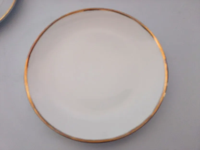 PLATO  DE  POSTRE PORCELANA BORDE ORO  18 CM 
