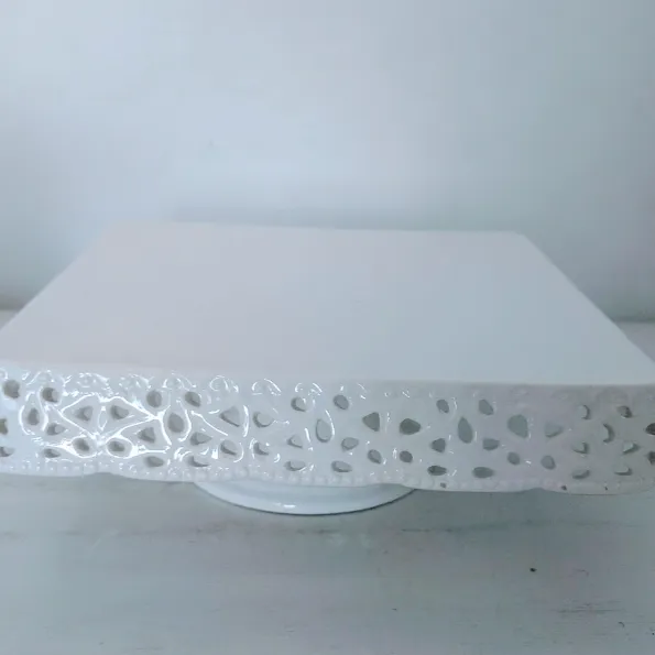 PIE DE TORTA  CERÁMICA  CUADRADA  CALADA  24 X 24 X10 CM (CB008)