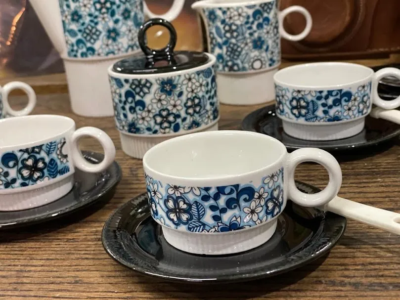 TAZA DE CAFE RETRO FLORES AZUL Y NEGRO