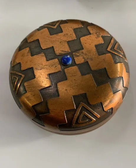 CAJITA REDONDA BRONCE  RELIEVE "ESCALERA"