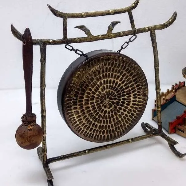GONG CHINO .BRONCE Y METAL LABRADO ALT.23 ANCHO 24 CM