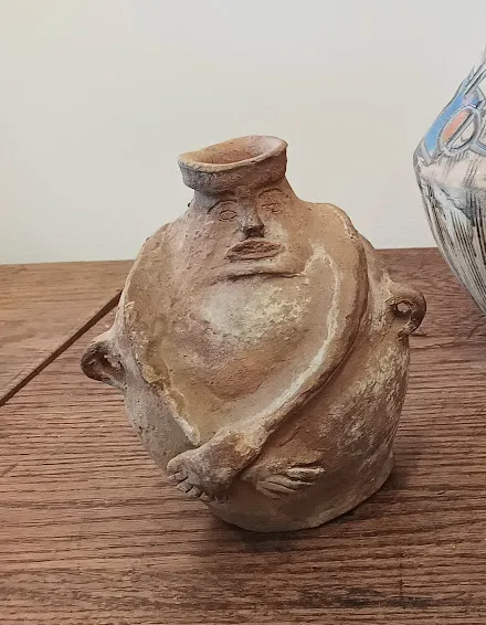 VASIJA DE BARRO CON BOCA Y BRAZO . Base 7 x 19 Alt.