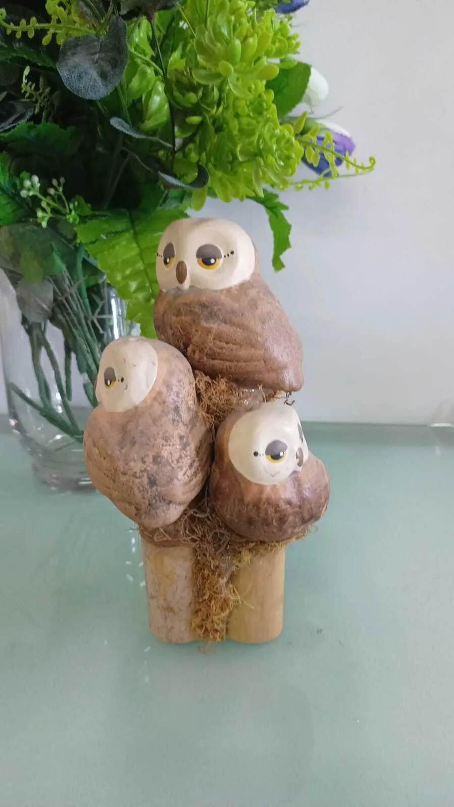 FIGURA GRUPAL DE BUHOS EN TRONCO , Base 8 cm  Altura 20 cm 