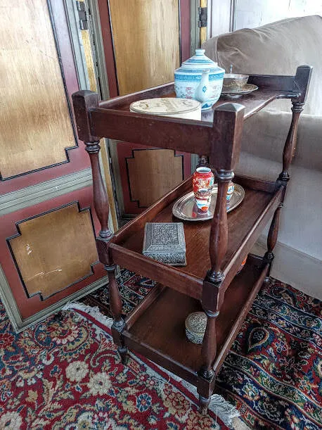 MESITA DE MADERA CAOBA DE 3 PISOS  