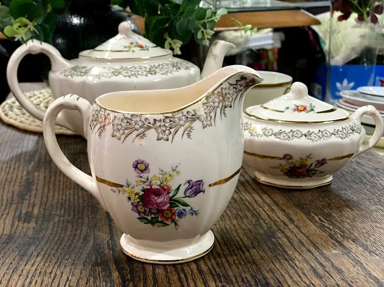 LECHERA ANTIGUA " LOZAFINA " LEA 01