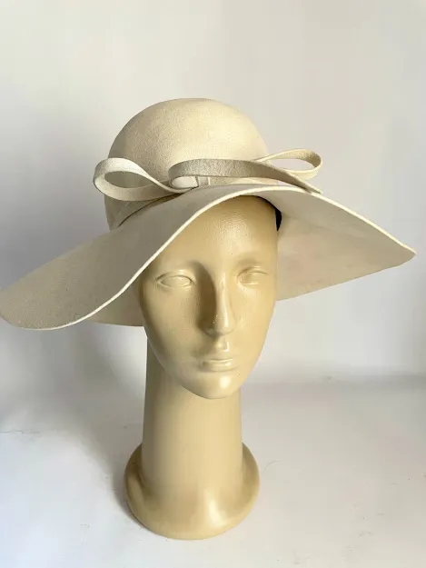 CAPELINA ALA ANCHA  FIELTRO MARFIL diam int 16 cm  Ext. 38 cm