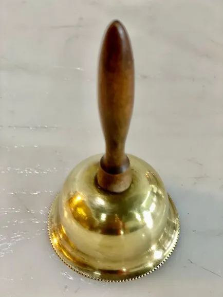 CAMPANITA DE  BRONCE  CON MANGO DE MADERA  (Diam 6 x 12alt )CM