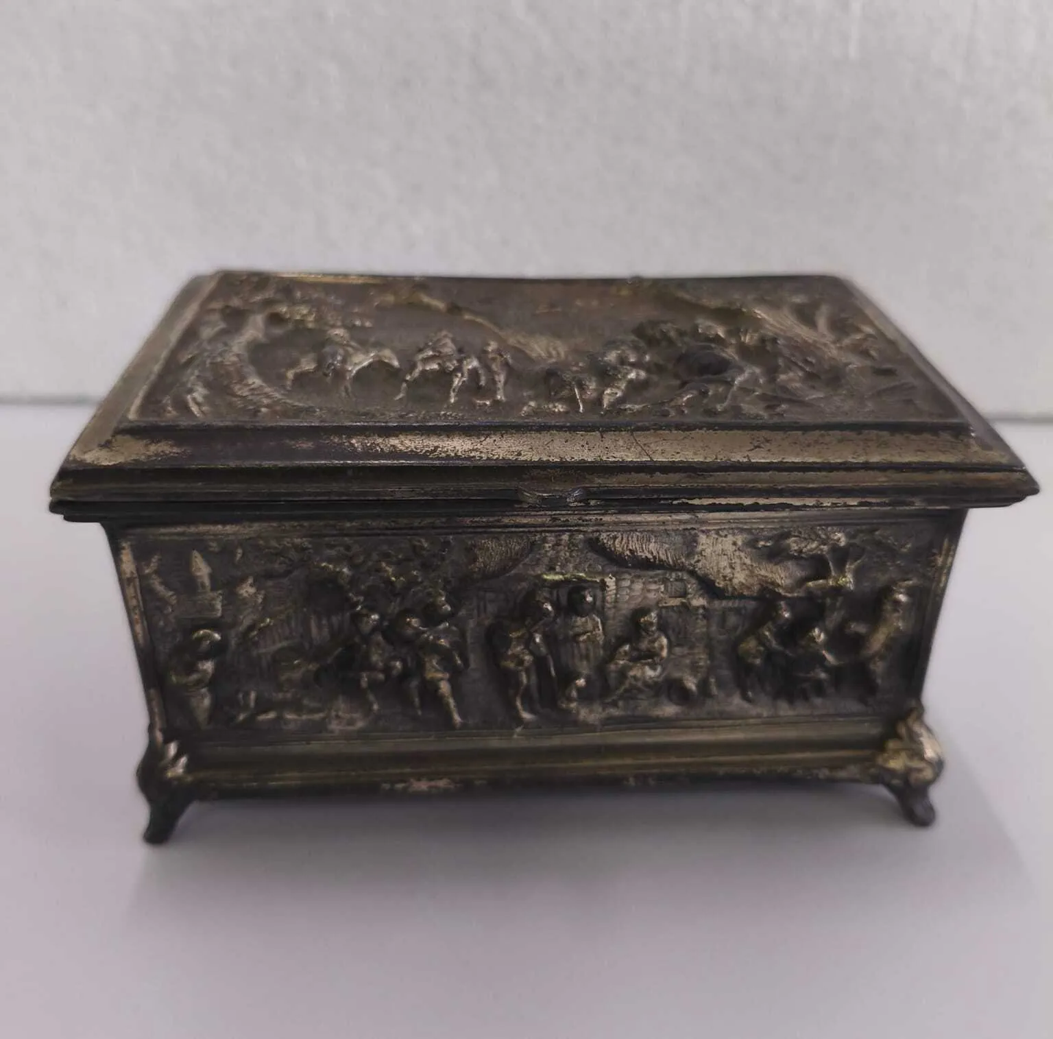 CAJA ALAHJERO  DE PLATA ANTIQUE  RECTANGULAR REPUJADO "CAPAR"  Med: 14 x 9 cm Alto 8 cm 