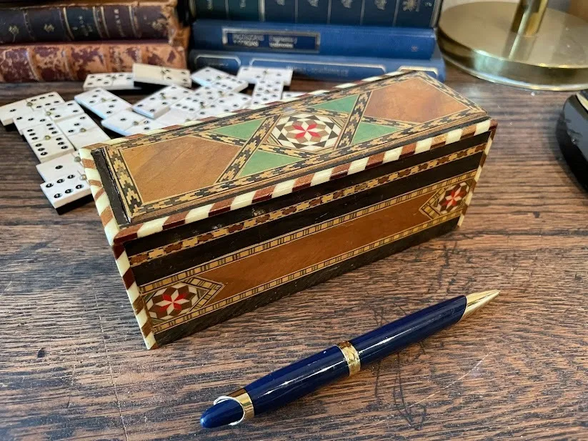 DOMINO 28 PZAS  CAJA MARQUETERIE Largo  18  x 6 cm  Alto 6.5 cm 