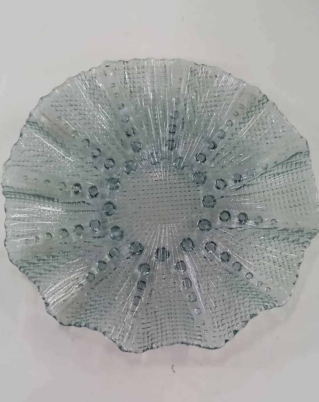 PLATO DE CRISTAL ONDULADO AZUL .Diam 17 cm