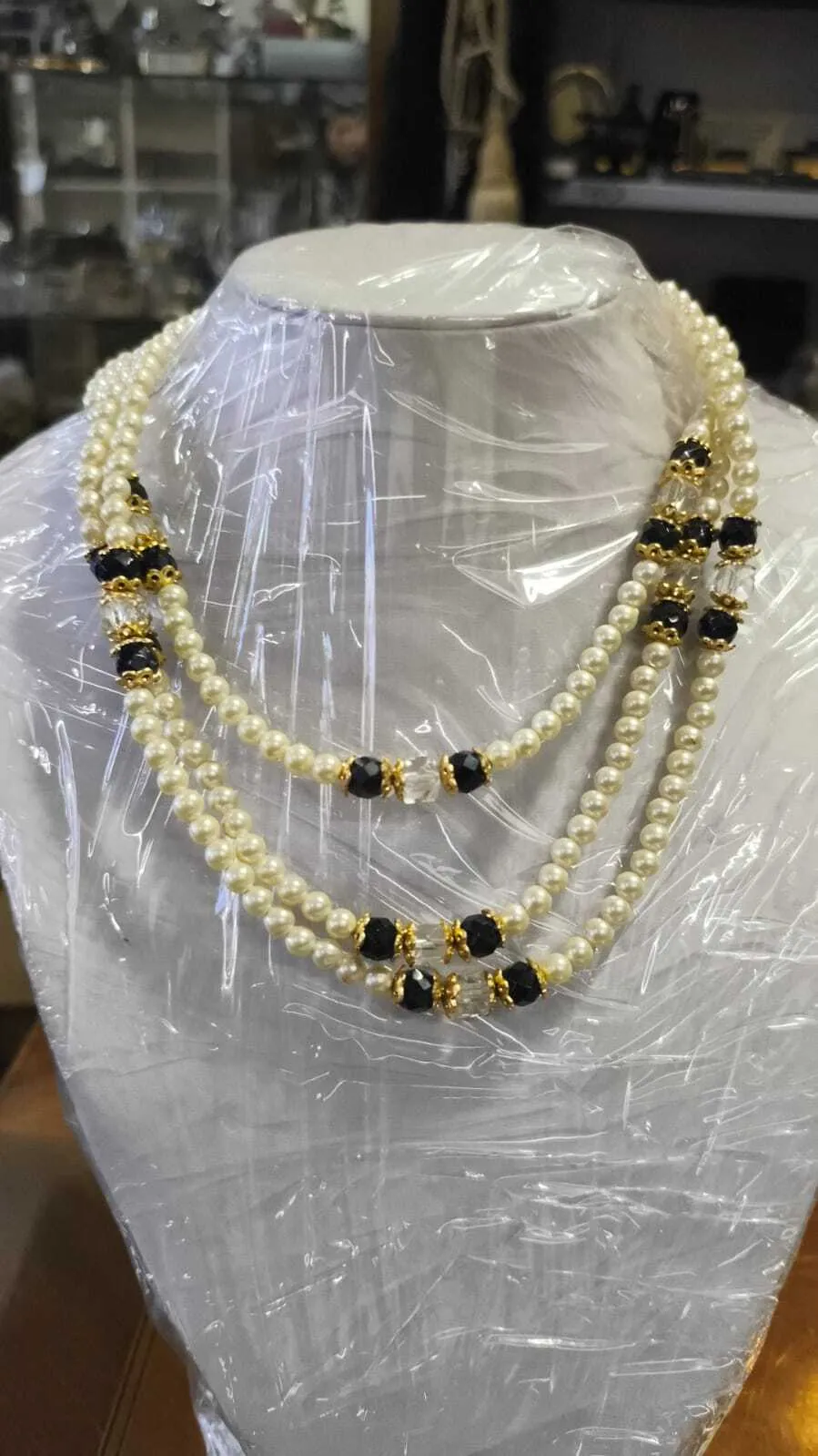COLLAR DE PERLA CON CRISTALES NEGROS TRIPLE