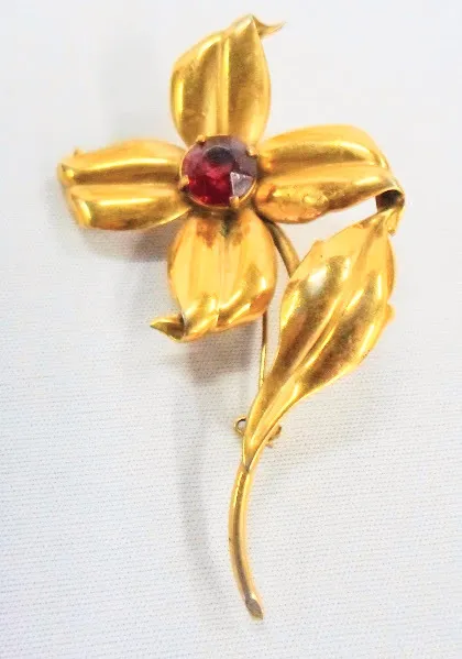 BROCHE  DORADO " FLOR" CON PIEDRA RUBI