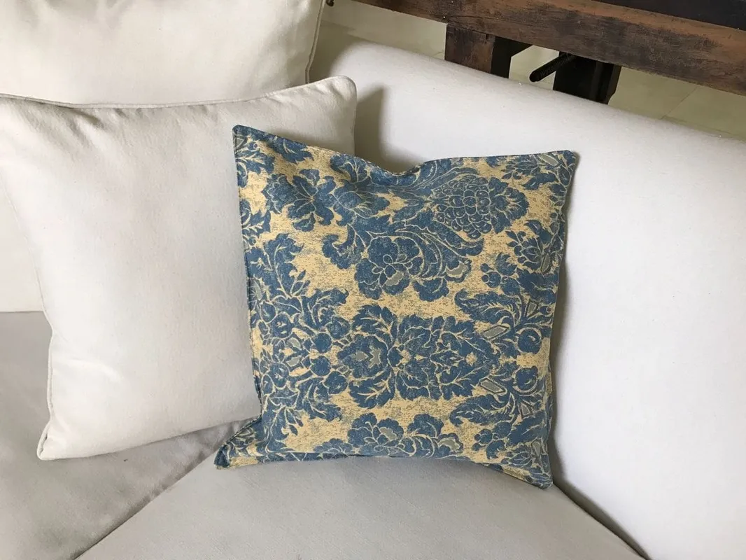 ALMOHADON BROCCATO AZUL y  OCRE  40X40 (BAO)