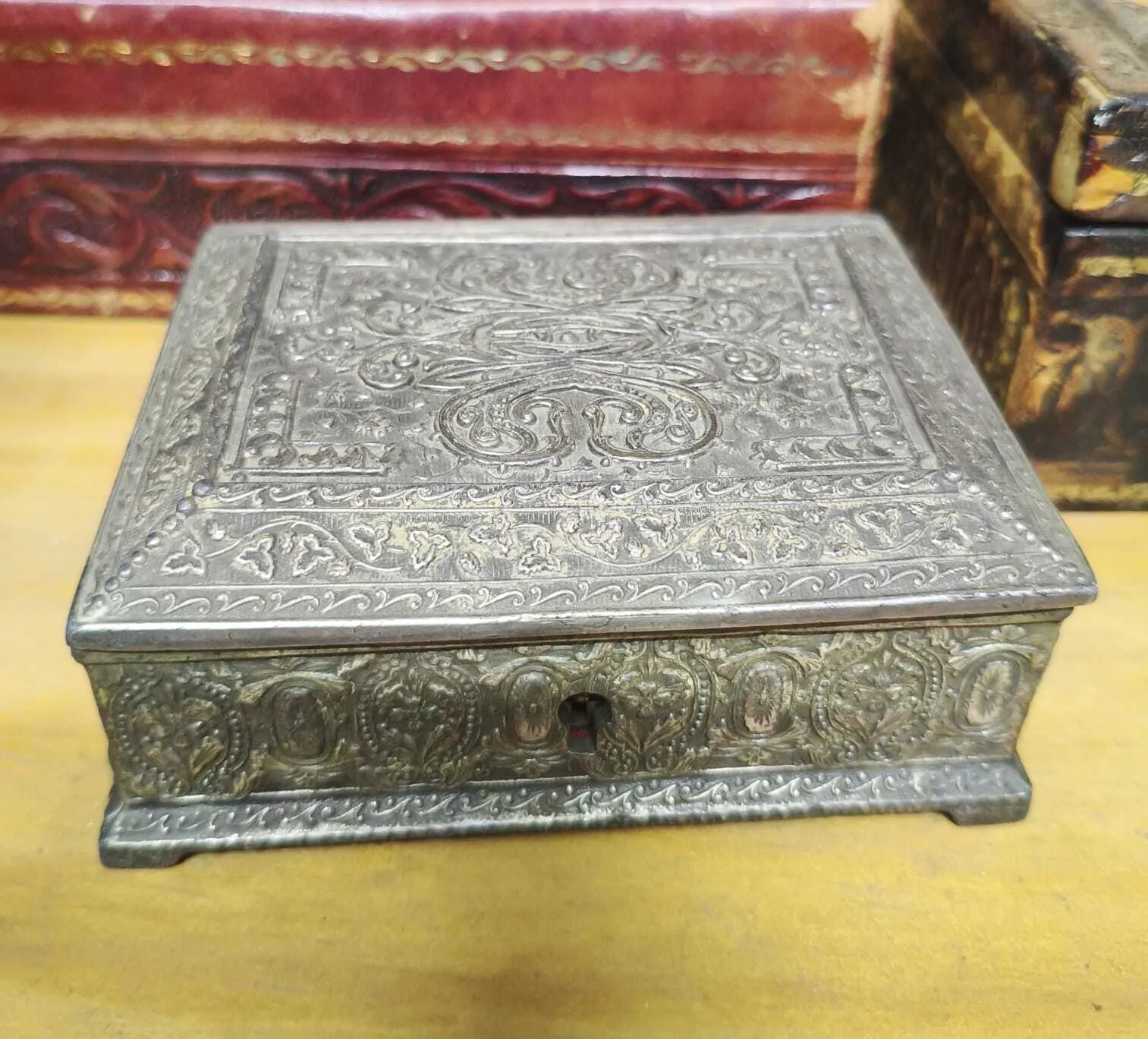 CAJA  ALAHJERO DE PELTRE RECTANGULAR REPUJADO "CAPR" Med: 11 x 9 cm , Alto 4 cm 