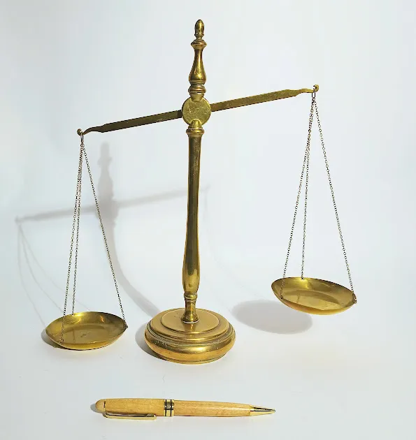 BALANZA DE BRONCE "JUSTICIA" ALT 23 CM