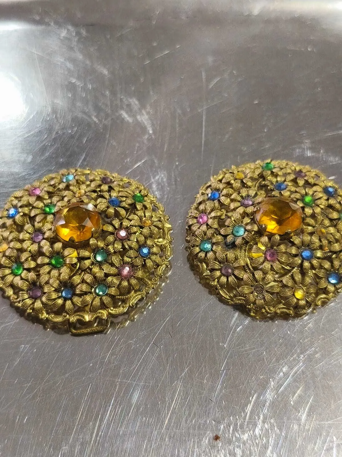 BROCHE ORO CON PIEDRERIAS  DE COLOES  REDONDA  5 CM