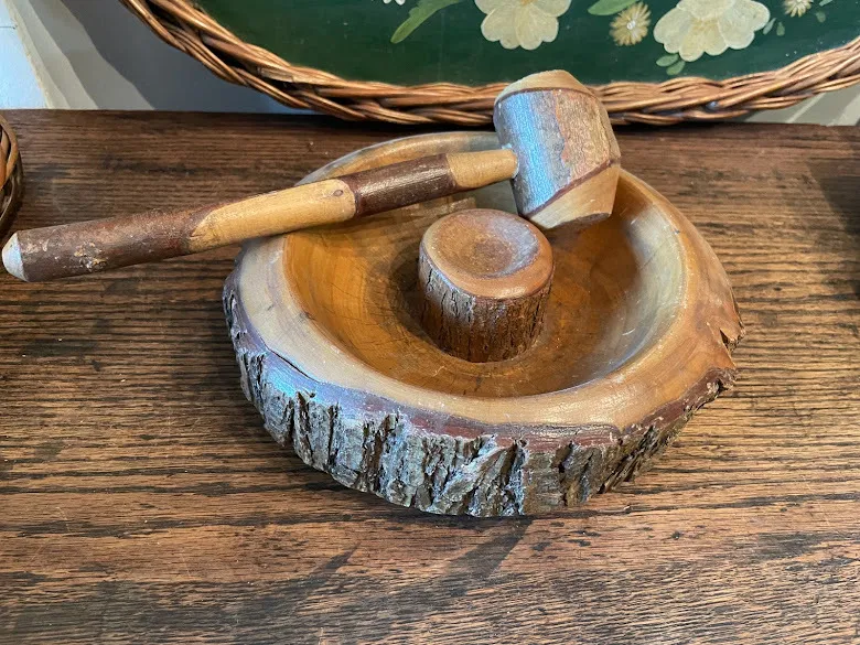 ROMPE NUECES MADERA CON MARTILLO