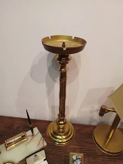 CENICERO DE PIE EN BRONCE;Mid: Diam 15 cm, Alto 50 cm