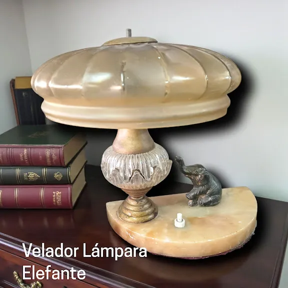 LAMPARA VELADOR  BASE MARMOL CON ELEFANTE 