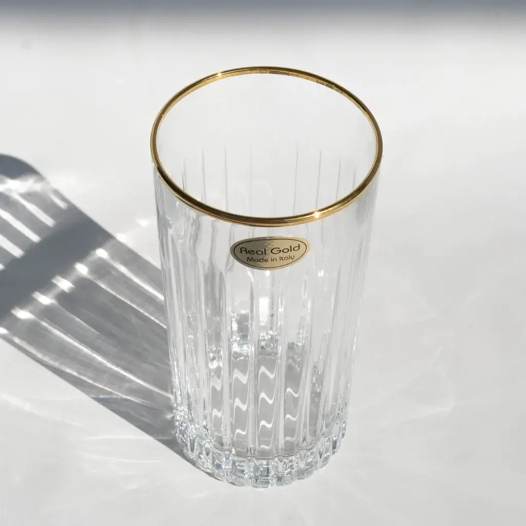 VASO DE CRISTAL BORDE ORO "VENECIA" Medida: 12 cm de alto boca 9cm