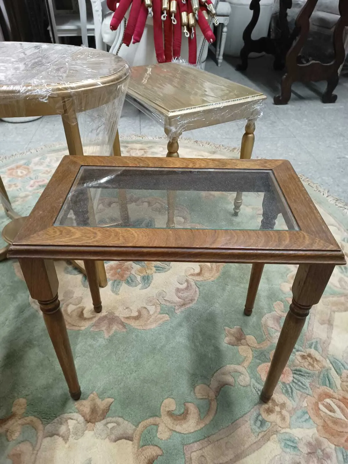 MESITA DE MADERA CON VIDRIO  Med: Largo 46 x 30 x 46 alto