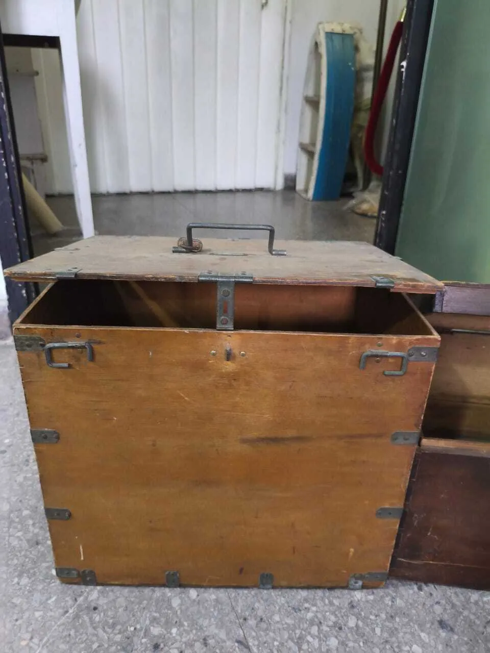 CAJA  MADERA ANTIGUA  BAUL  Largo  40 cm,Alto 35 cm , Amcho 30 cm 