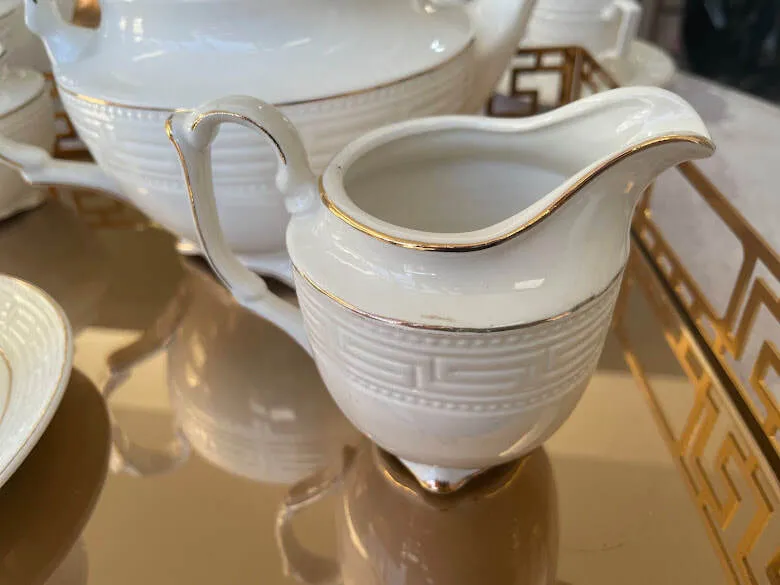 LECHERA "GLAM" PORCELANA BORDE ORO