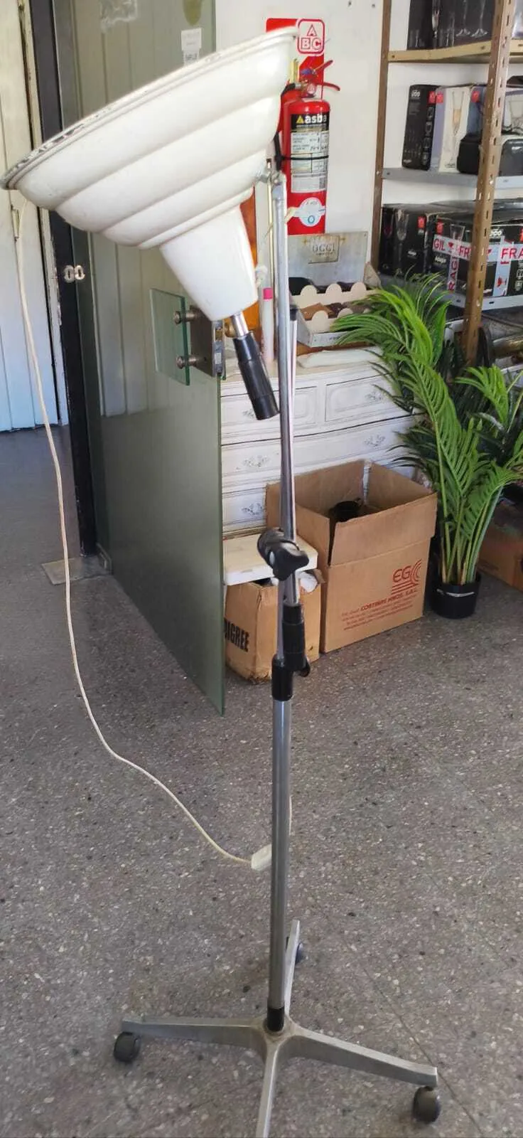 LAMPARA CON RUEDAS  CON TULIPA DE METAL BLANCO