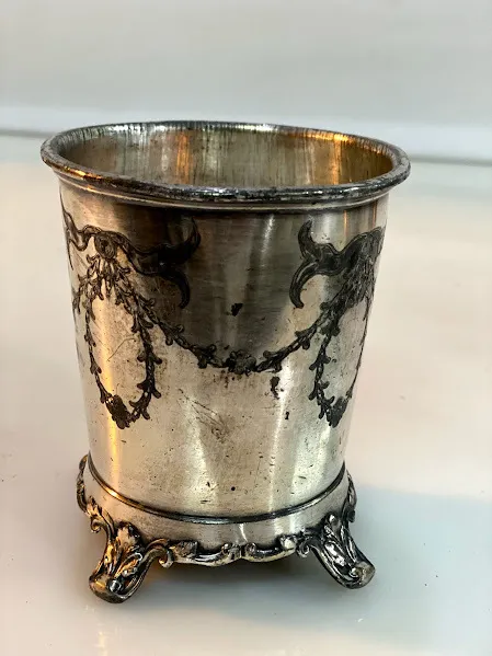 CENTRO DE MESA PLATA ANTIQUE CON 4 PATITAS "CMPAP9" Medida 9 x 10 cm