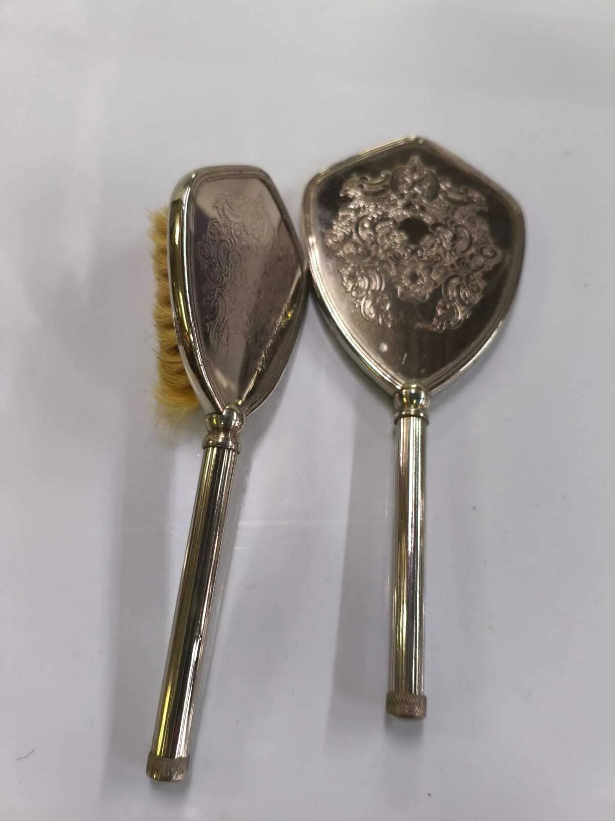 JUEGO DE ESPEJO  Y CEPILLO  DE METAL ANTIQUE  21 CM 