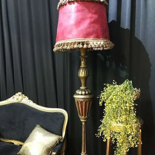 LAMPARA DE PIE  PANTALLA ROJA " FAENA"