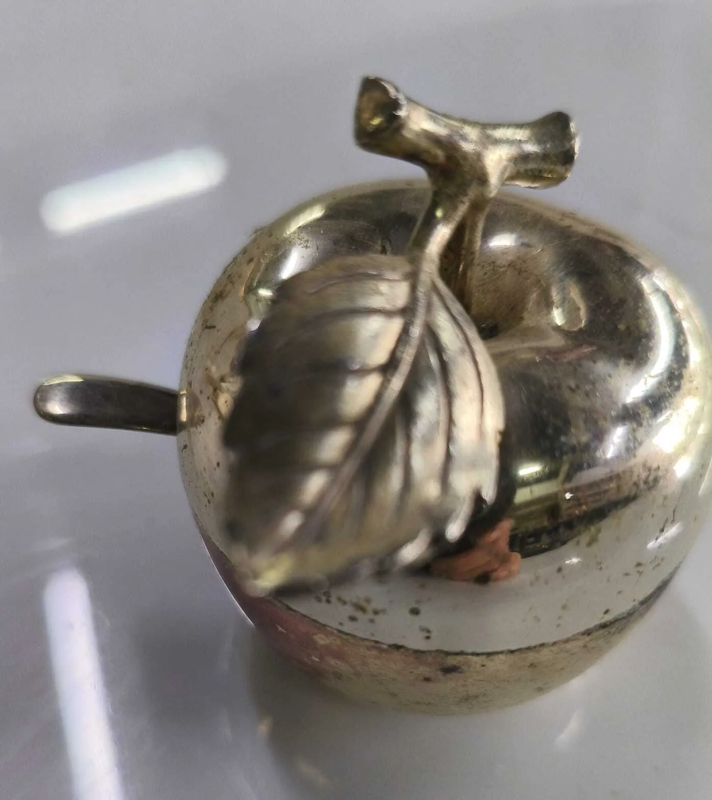 PASTILLERO DE PLATA  MANZANA   :Medida 5 x 6cm