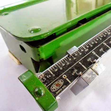 BALANZA   MAUTHE   CON PLATILLO VERDE