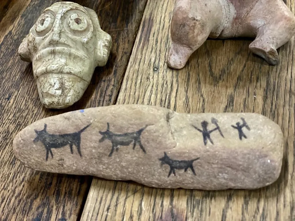 PIEDRA CON FIGURAS ETNICAS 07