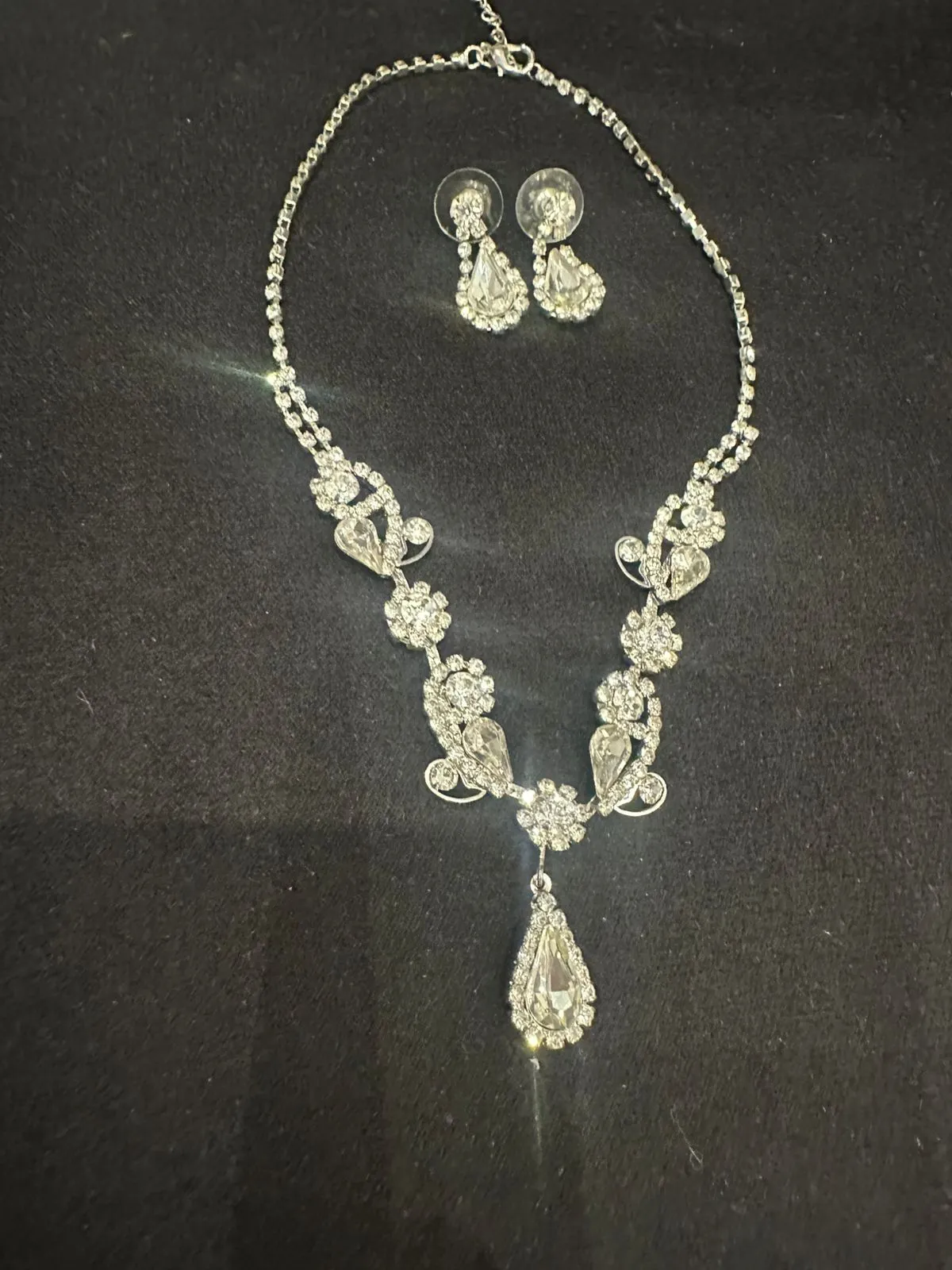 Collar y aros de strass blancos