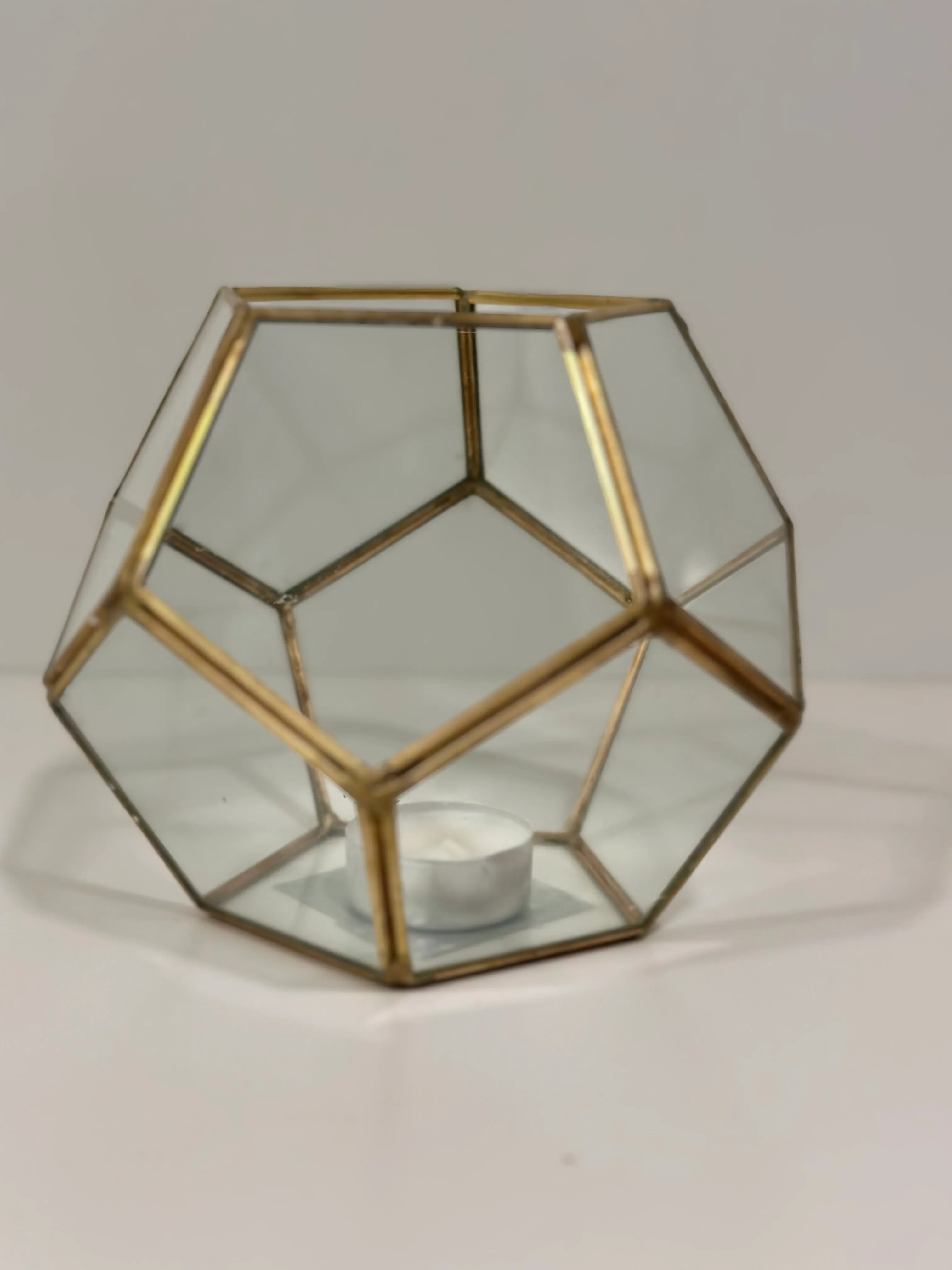  Geometrinen lasilyhty