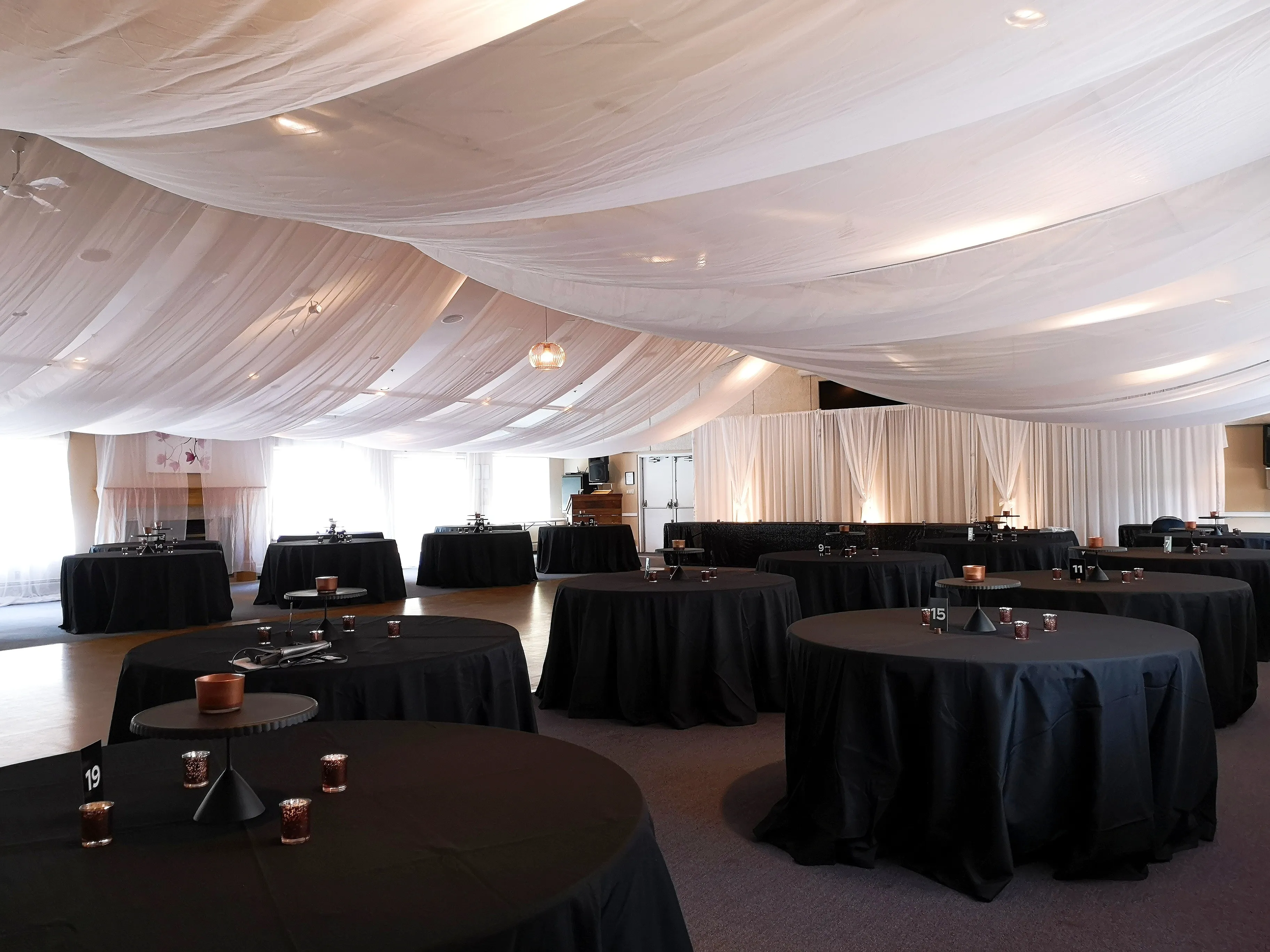 Round Table Linen - 120in - Polyester - Black