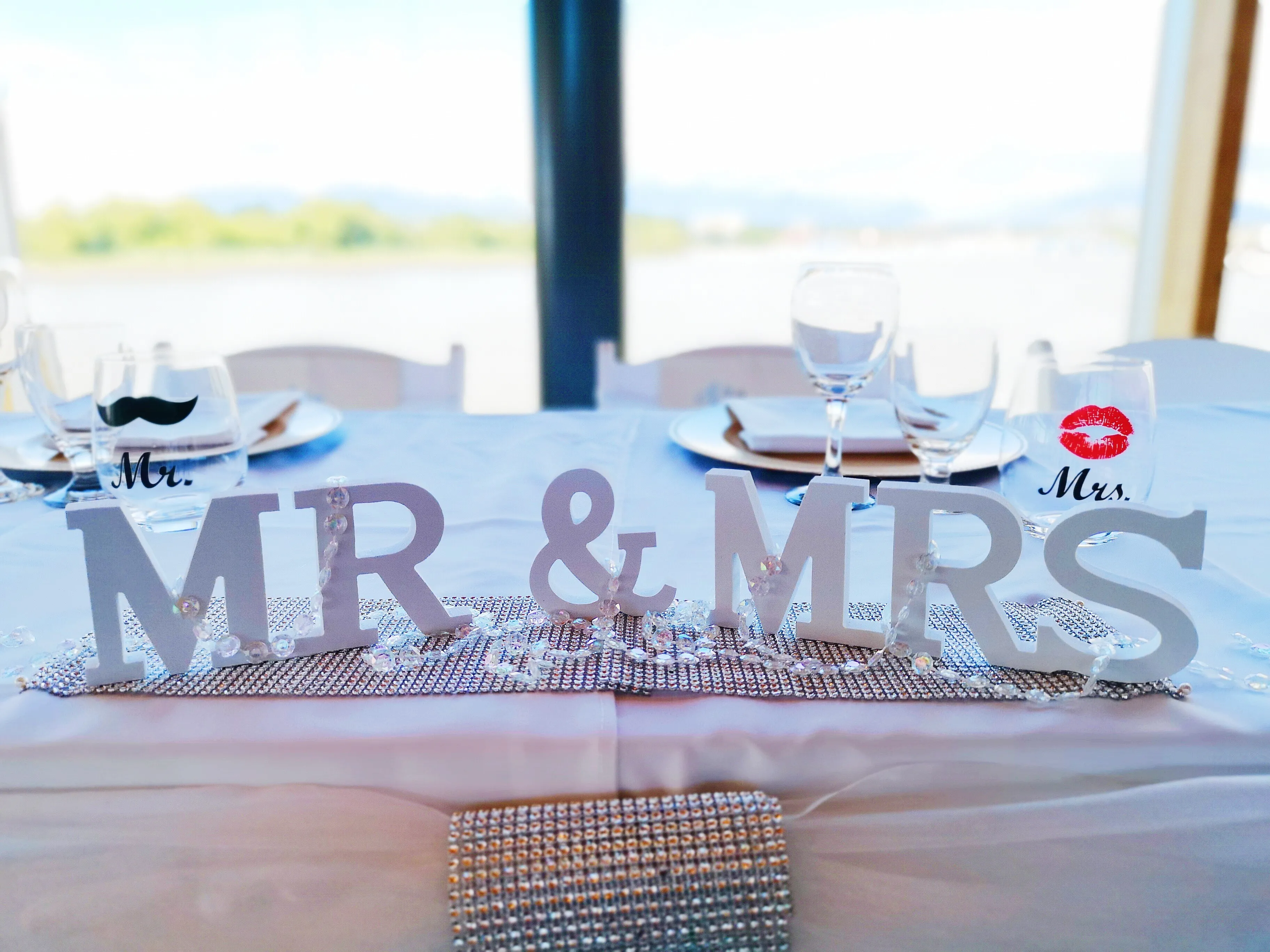 Sign - "Mr & Mrs" Sign