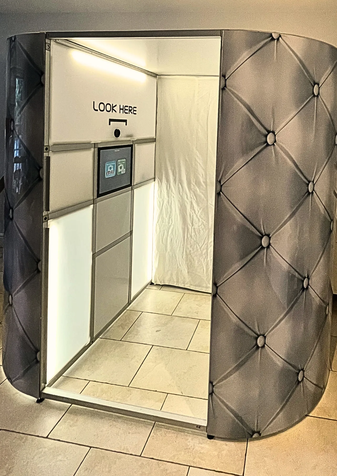 Photo Booth White Chesterfield