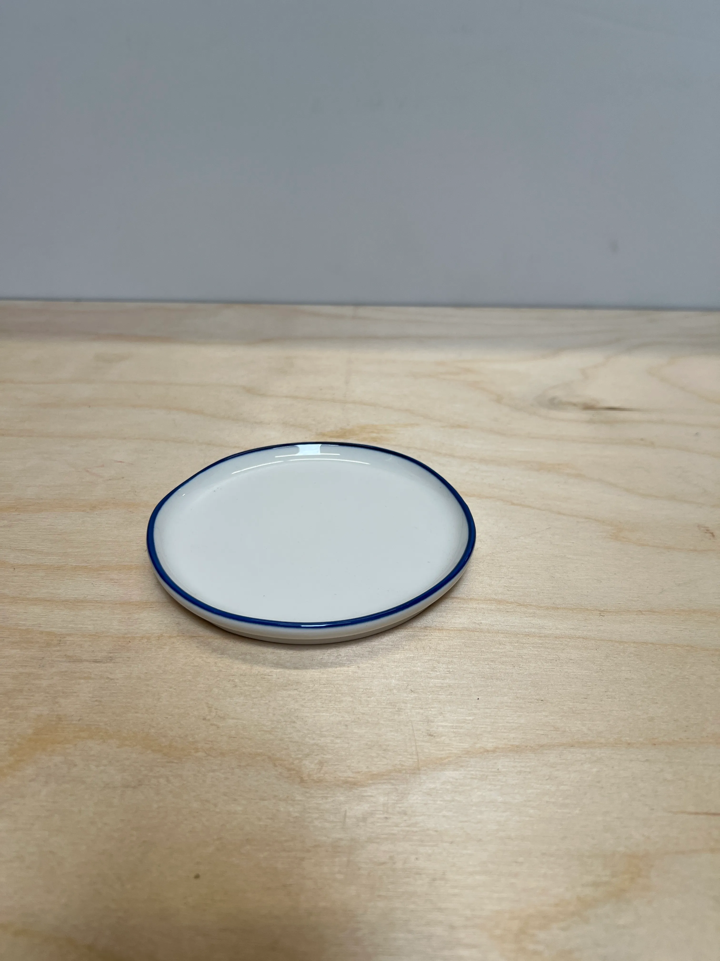 Blue Rim Canvas App Plate 4.75"