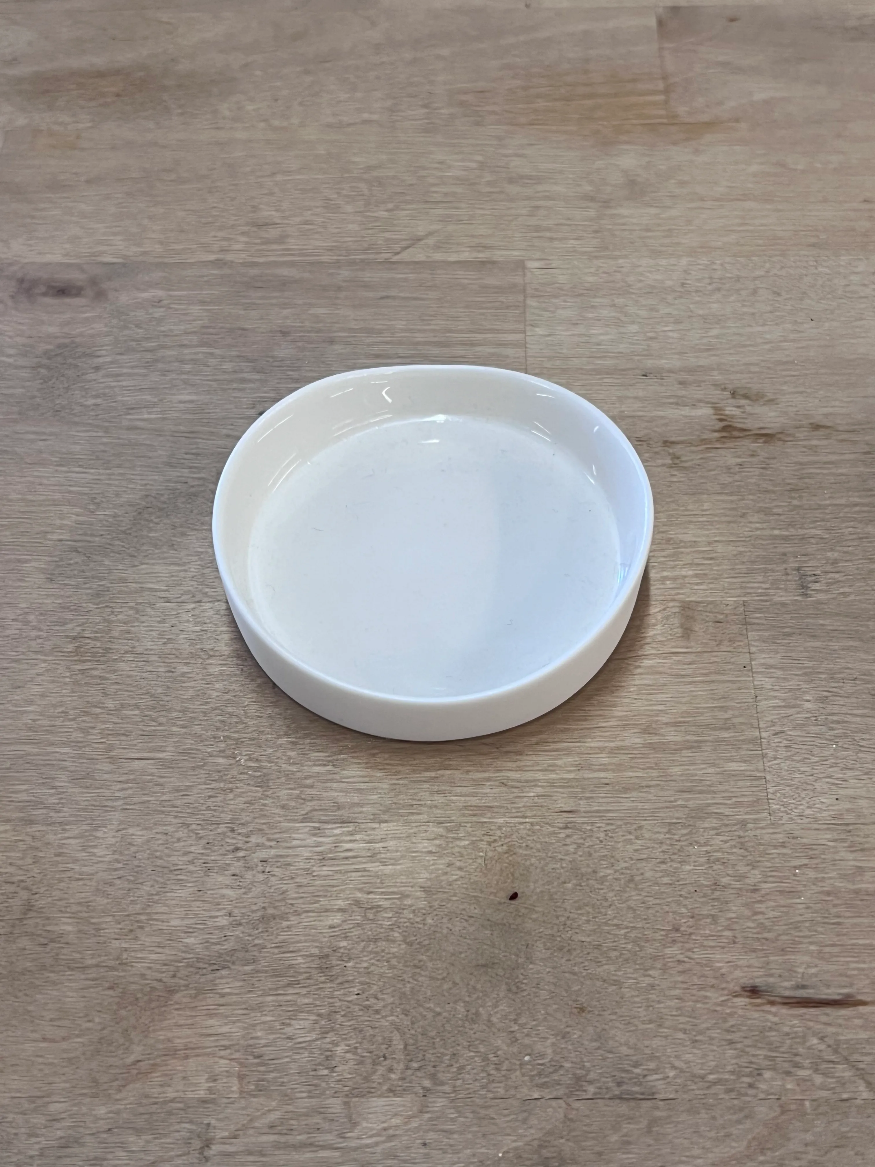 White round small dish with rim
