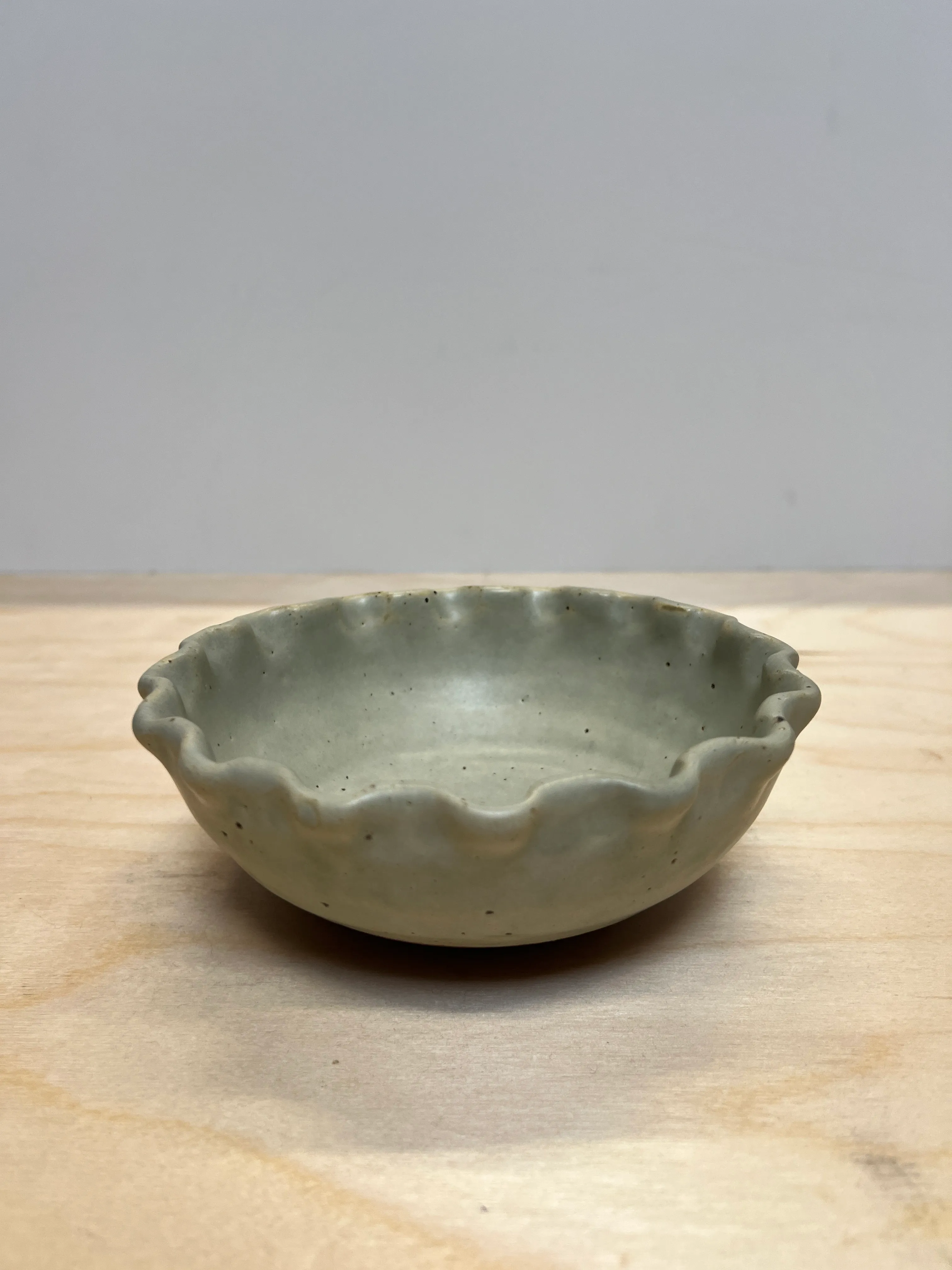 Perla Grey Bowl Scalloped 