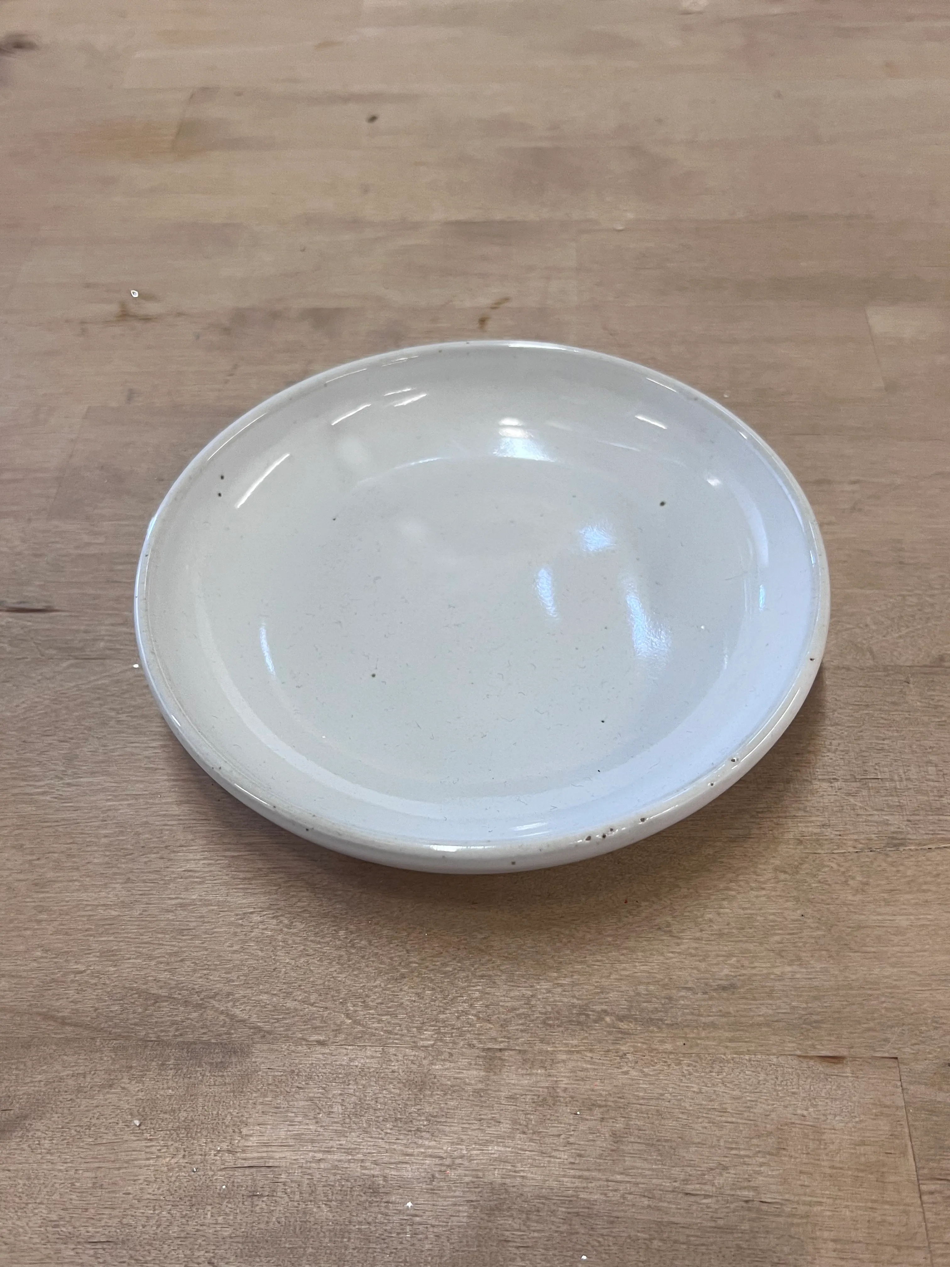 White grey glossy app plate 